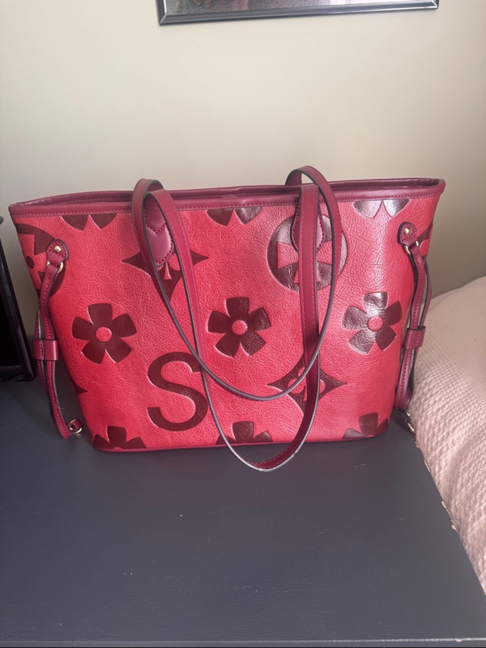 Red Floral Pattern Vegan Leather Tote Bag red with Contrast Accents